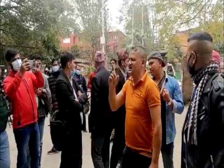 कानून व्यवसायीलाई अश्लील गाली गर्ने दुई जना पक्राउ