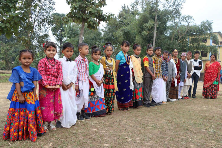 विद्यार्थीलाई सामाजिक विविधता बुझाउन जातीय पहिरनमा पढाइ