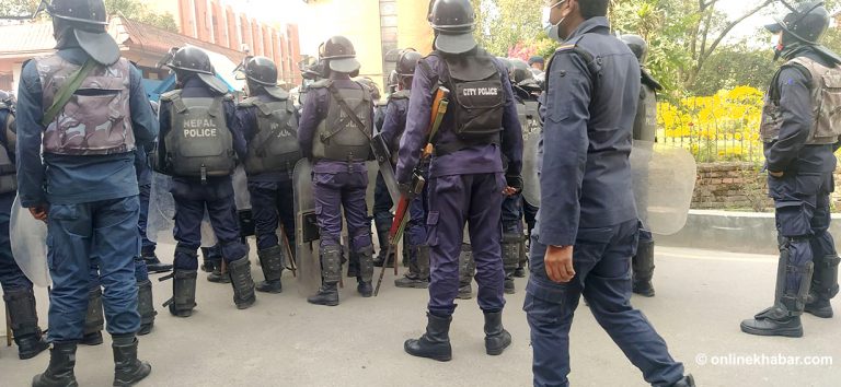 कानून व्यवसायीको आन्दोलन रोक्न एसएलआरसहितका प्रहरी