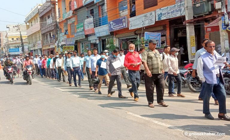 प्रधानाध्यापकमाथि दुर्व्यवहार गर्नेलाई कारबाहीको माग गर्दै धनुषाका शिक्षक आन्दोलित