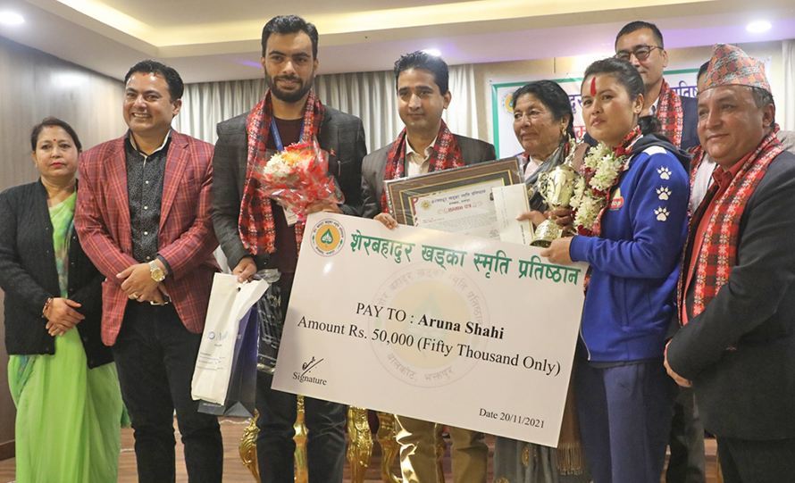भलिबल कप्तान अरुणालाई शेरबहादुर खड्का स्पेसल अवार्ड