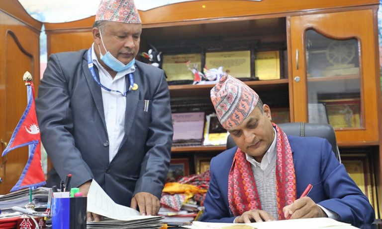 राखेप सदस्य सचिवको जिम्मेवारी पाएका ढकालले गरे पदवहाली