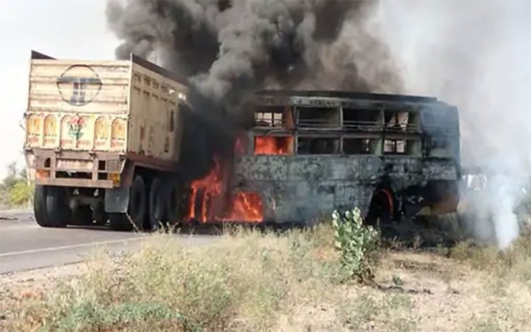 भारतमा बस र ट्रक ठोक्किँदा १२ जनाको मृत्‍यु