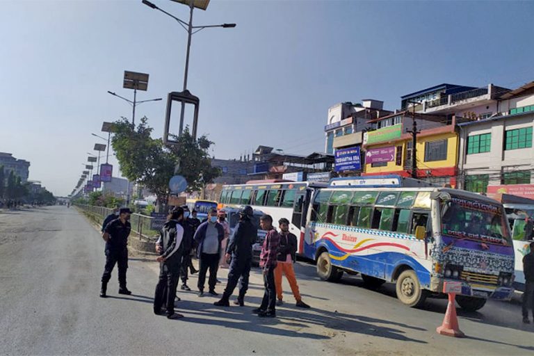 पेट्रोलियम पदार्थको मूल्यवृद्धि फिर्ता गर्न माग गर्दै बुटवलमा प्रदर्शन