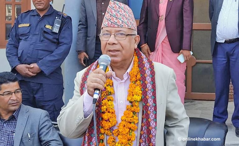 सर्वोच्चको समस्या समाधानमा प्रधानमन्त्रीले पहल गर्नुहुन्छ : माधव नेपाल