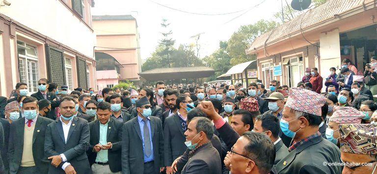 सर्वोच्च परिसरबाट दंगा प्रहरी हटाउन कानून व्यवसायीको माग