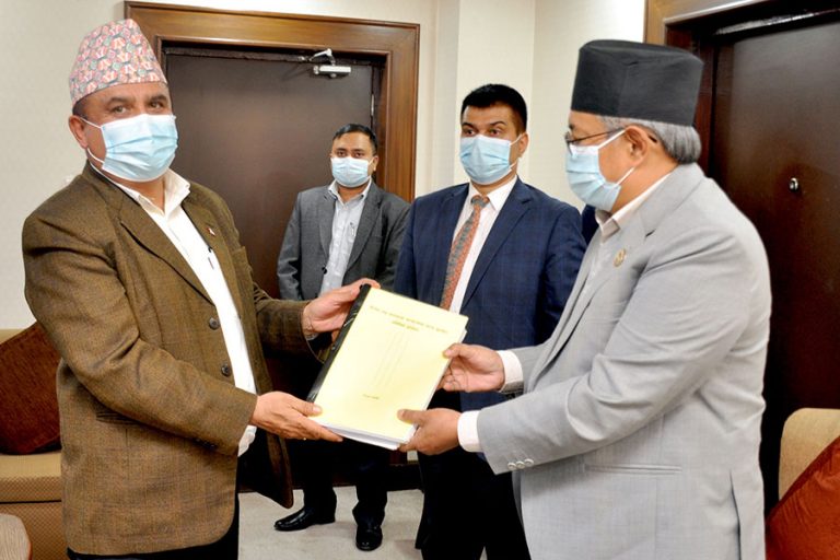 कारागारको आत्महत्यासम्बन्धी छानबिन समितिले गृहमन्त्रीलाई बुझायो प्रतिवेदन