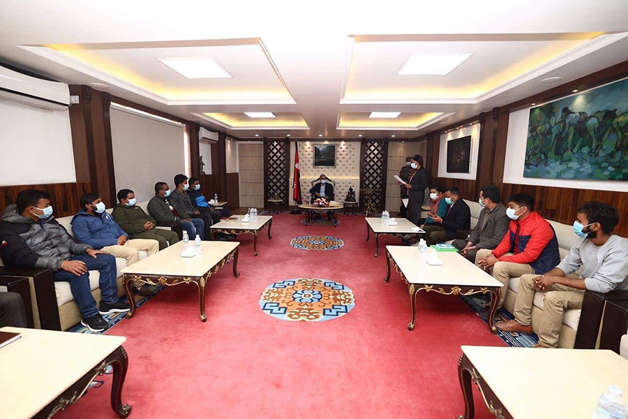इन्धनको मूल्य वृद्धि फिर्ता गर्न प्रधानमन्त्रीलाई ज्ञापनपत्र