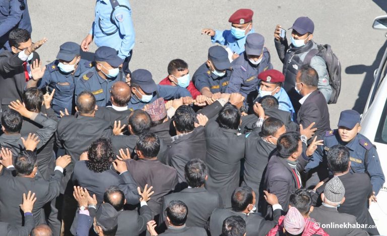 सर्वोच्चमा वकिल र प्रहरीबीच घम्साघम्सी, बार महासचिवसहित ६ जना घाइते