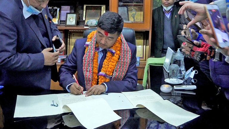 राखेप सदस्य सचिव घिसिङले लिए सपथ