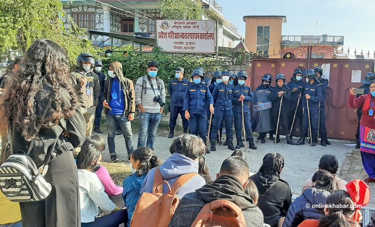 पोखरामा धर्ना बसेका विद्यार्थीमाथि लाठीचार्ज, १२ जना नियन्त्रणमा