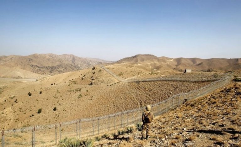 सीमामा काँडेतार लगाइरहेको पाकिस्तानी सेनालाई तालिवानले रोक्यो