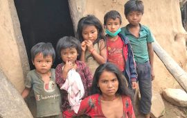 काम्दै र भोकभोकै विद्यालय जान्छन् चेपाङ बालबालिका