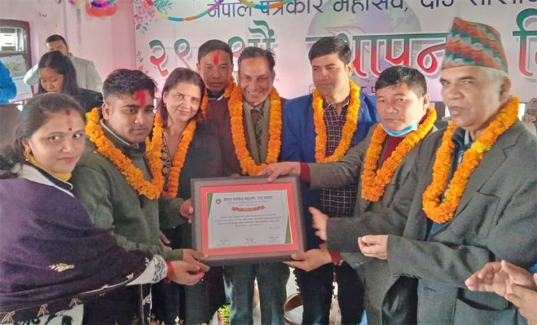 दाङमा १४ पत्रकार पुरस्कृत
