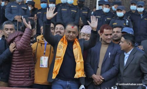 आफ्नै प्रश्नहरुको कठघरामा गगन थापा