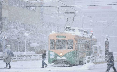 जापानमा भीषण हिमपात, हिउँले ढाकिए सडक र रेलमार्ग