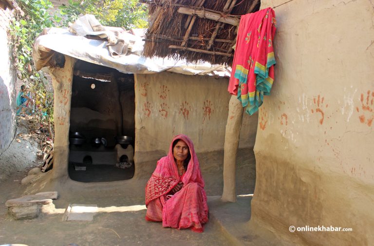 ‘परालमाथि पुराना लुगा ओछ्याएर सुत्छौं’