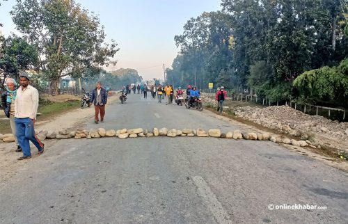 कञ्चनपुरमा कारको ठक्करबाट पैदल यात्रीको मृत्यु, राजमार्ग अवरुद्ध