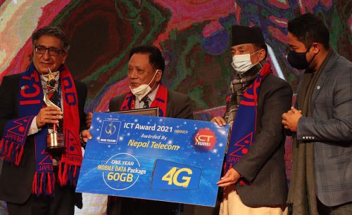 यसवर्षको पायोनियर आईसीटी अवार्ड २०२१ मनोहरकुमार भट्टराईलाई