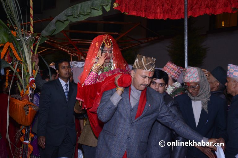 फूल चुँडेर लाने हो, यहाँ माली रोएको देख्यौं कि!