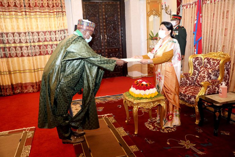 पाँच मुलुकका गैरआवासीय राजदूतले राष्ट्रपतिसमक्ष बुझाए ओहदाको प्रमाणपत्र
