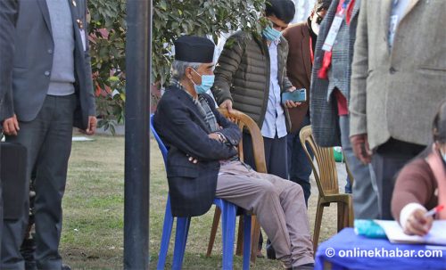 मतदान गर्न बुथमा छिर्नुअघि प्रतिनिधि भेट्दै देउवा