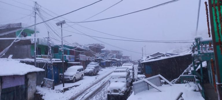 हिमपातले अवरुद्ध भीमदत्त राजमार्ग पुनः सञ्चालन