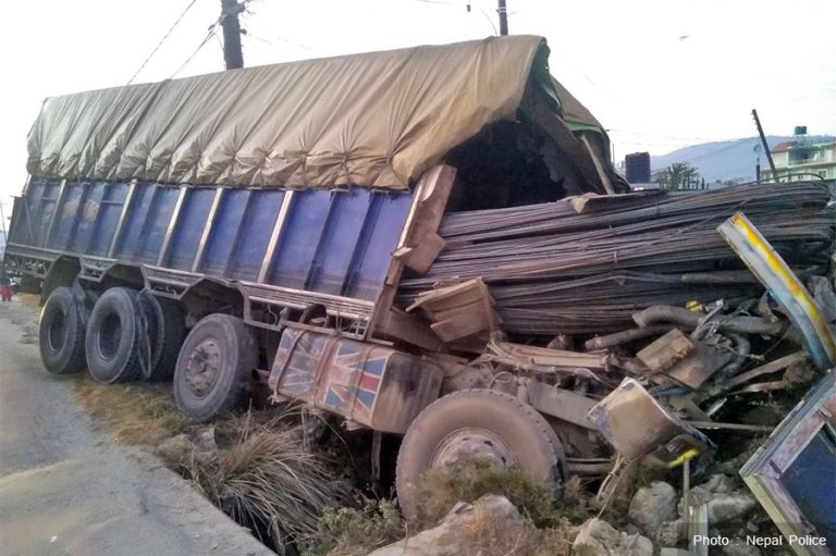 कास्कीको विजयपुरमा ट्रक दुर्घटना हुँदा २ जनाको मृत्यु