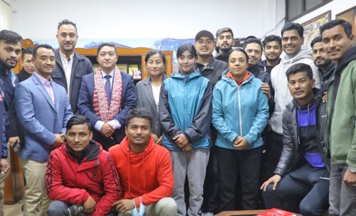 सदस्य सचिव घिसिङ र क्रिकेट खेलाडीको भेट