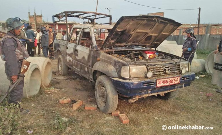 सर्लाहीमा प्रहरीको गाडीमा आगजनी