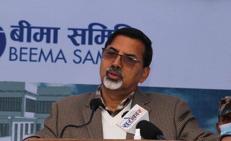 शेयर बजारको समस्या समाधान गर्न विज्ञसँग छलफल भइरहेको छ : अर्थमन्त्री