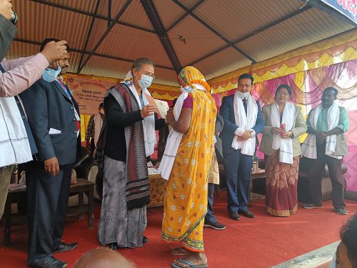 सप्तरीको गाउँब्लकमा जग्गा धनी प्रमाण पुर्जा वितरण