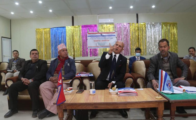 मध्यपश्चिम विश्वविद्यालयले कार्यालय सहयोगीदेखि डीनसम्मका पदाधिकारीलाई पुरस्कृत गर्ने