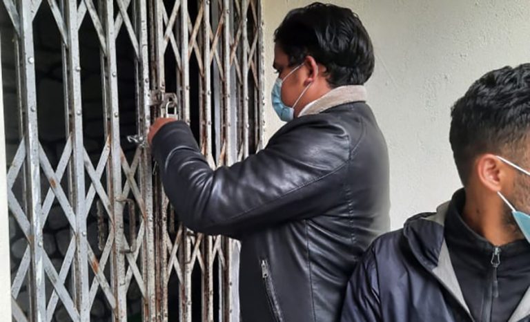 बढी शुल्क लिएको भन्दै मणिपालमा अनेरास्ववियुको तालाबन्दी