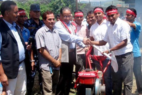 प्रचण्ड एउटा ट्याक्टर र प्रचारबाजीमै रमाए