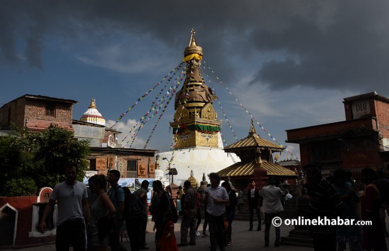 स्वयम्भूनाथमा बौद्धमार्गीको घुइँचो, बुद्धको अस्तुधातु दर्शनका लागि राखियो   