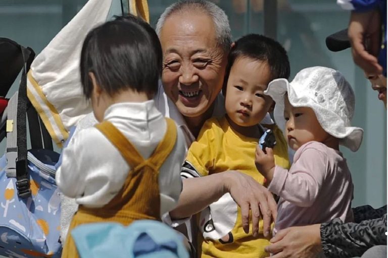 घट्दो जनसंख्याबाट चिन्तित चीन, ३ बच्चा जन्माउनेलाई पुरस्कारै पुरस्कार