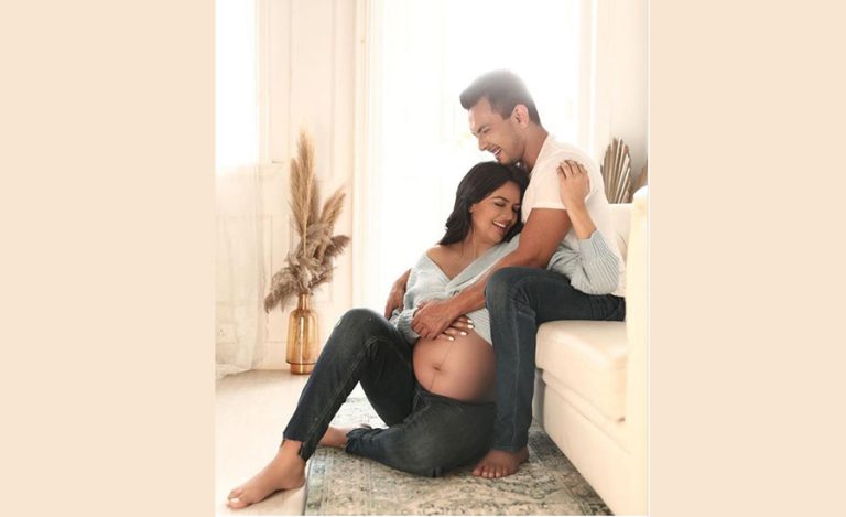 गर्भवती पत्नीसँगको तस्वीर पोस्ट गर्दै आदित्यले भने- सन्तानको स्वागतका लागि आतुर छौं