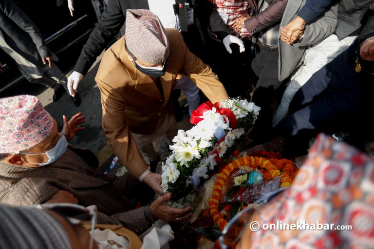 सिंहदरबार अगाडि पुगेर पूर्वराजा ज्ञानेन्द्रले गरे पृथ्वीनारायण शाहको सालिकमा माल्‍यार्पण
