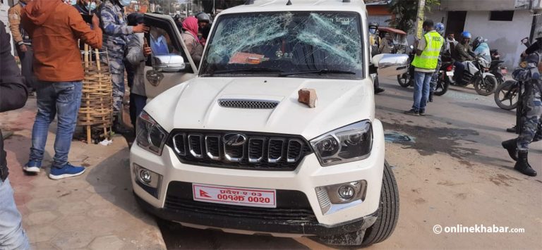 जनकपुरमा सरकारी गाडी तोडफोड, मेयर घाइते