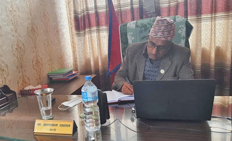 यातायात कार्यालयमा विचौलिया रोक्न मन्त्रीको निर्देशन
