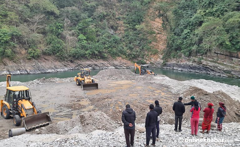 नगरपालिकाकै मिलेमतोमा घाट मासेर नदीजन्‍य पदार्थको उत्खनन्