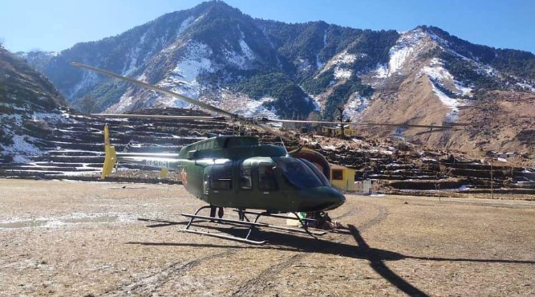 रुकुम पूर्वमा हिउँमा फसेका १४ मजदुरको हेलिकप्टरबाट उद्धार