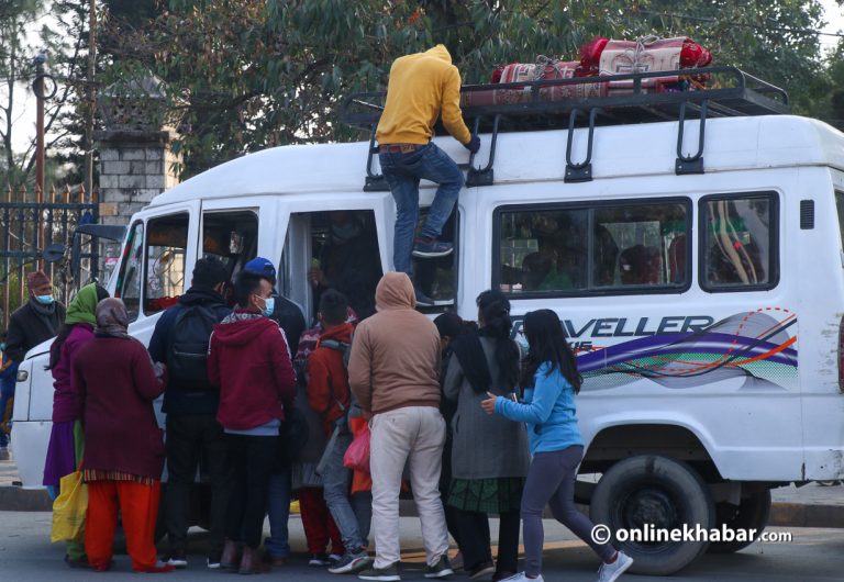 जोर-बिजोरले झन् सास्ती, सार्वजनिक यातायातमा कोचाकोच