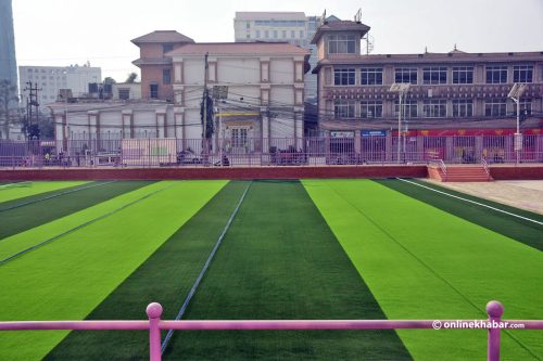 लैनचौरको खुला चौरमा महानगरले बिछ्यायो कृत्रिम दुबो