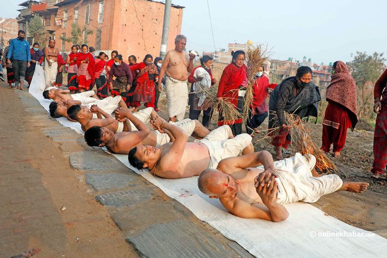 माधव नारायण व्रत : सडकमा गुल्टिंदै नगर परिक्रमा