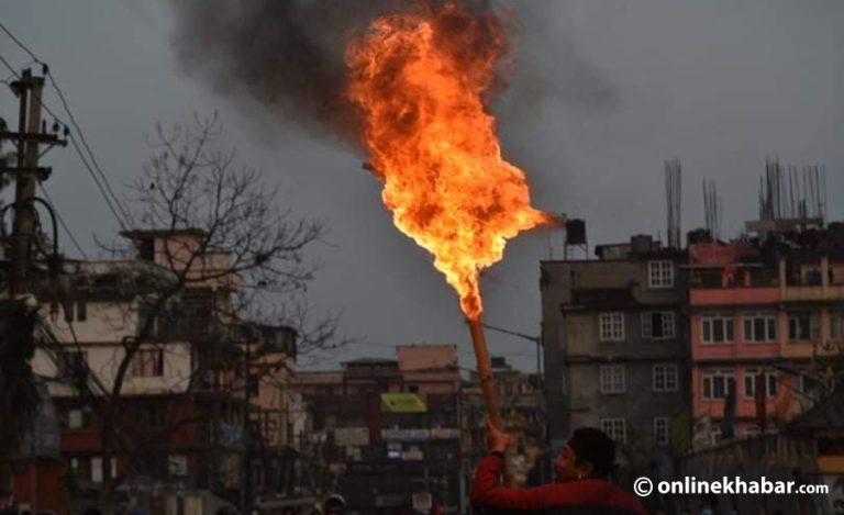 स्थानीय तहको चुनाव गर्न माग गर्दै प्रधानमन्त्रीको पुत्ला दहन