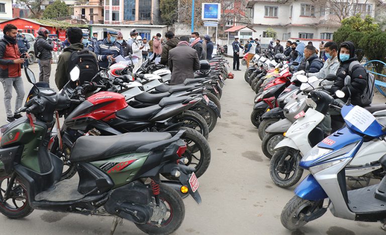 २६ वटा मोटरसाइकल सम्बन्धित धनीलाई हस्तान्तरण