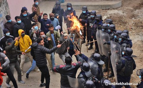 विद्यार्थीले जलाए प्रधानमन्त्रीको पुत्ला