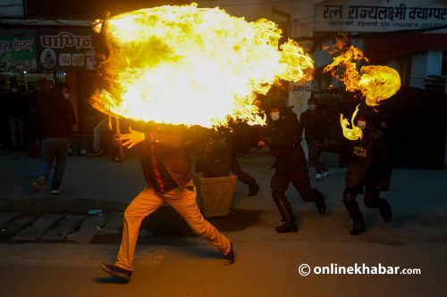 इन्धनको मूल्य वृद्धिविरुद्ध काठमाडौंमा मसाल जुलुस प्रदर्शन